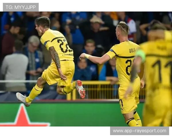 沙尔克04小将终场前吊射中横梁，球迷抱憾叹息