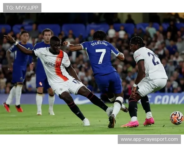 终场哨响,升班马伊普斯维奇队长眼含热泪感谢远征球迷